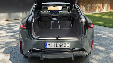 BMW iX4 50 - boot seats down
