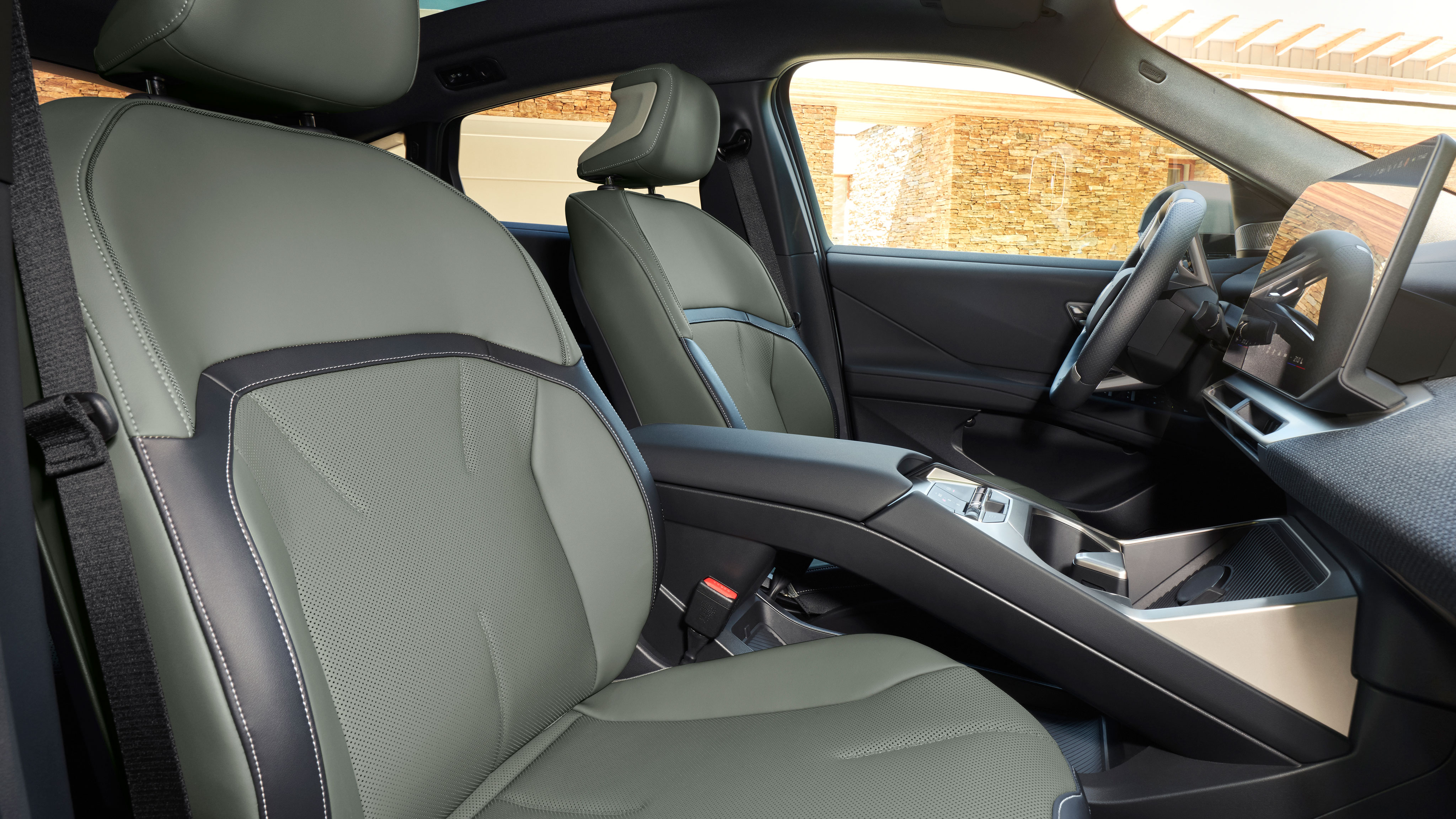 BMW iX4 50 - front seats