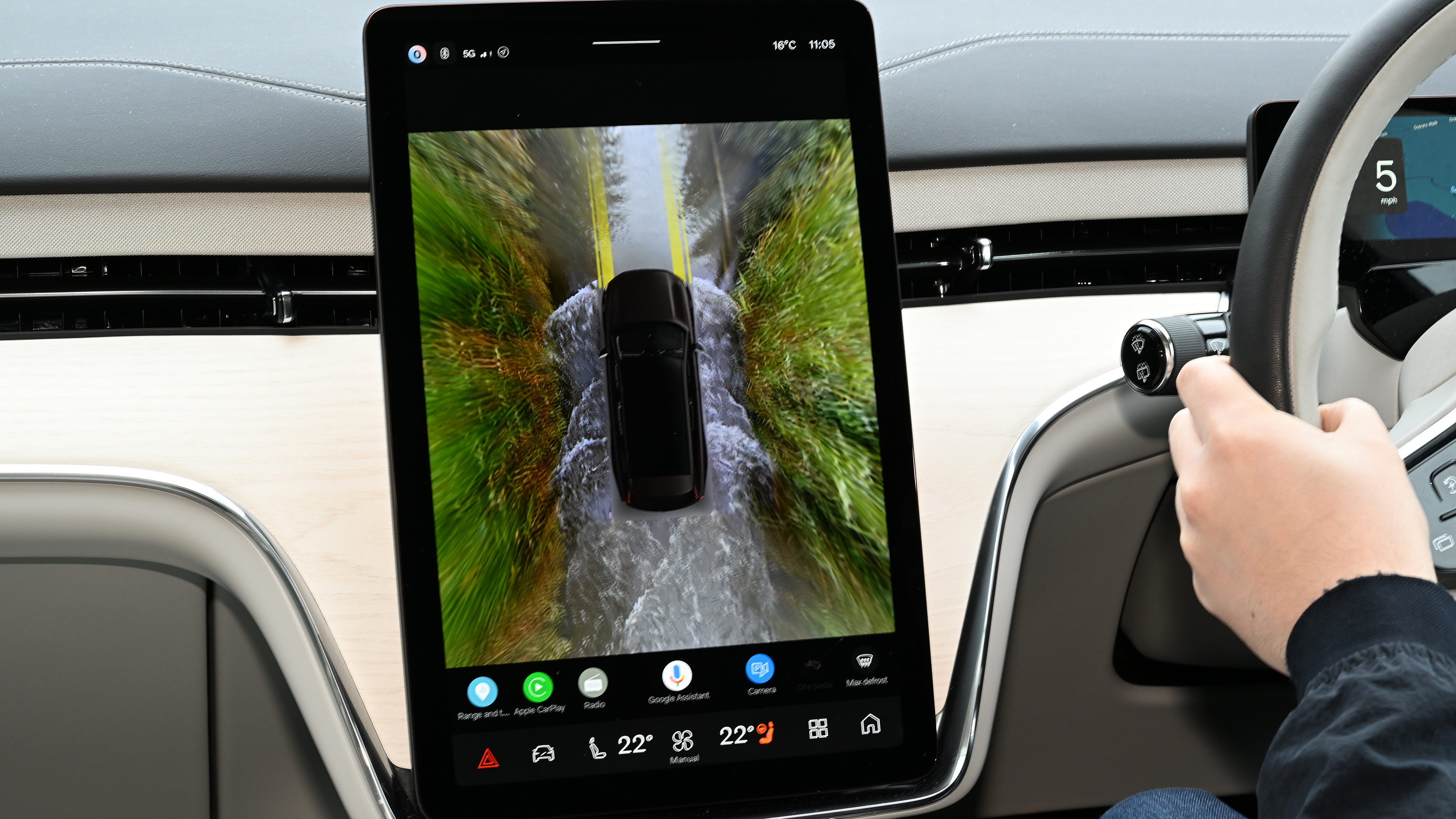 Volvo EX90 top-down camera display