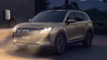 New 2027 Chery Tiggo 7 - front lights on