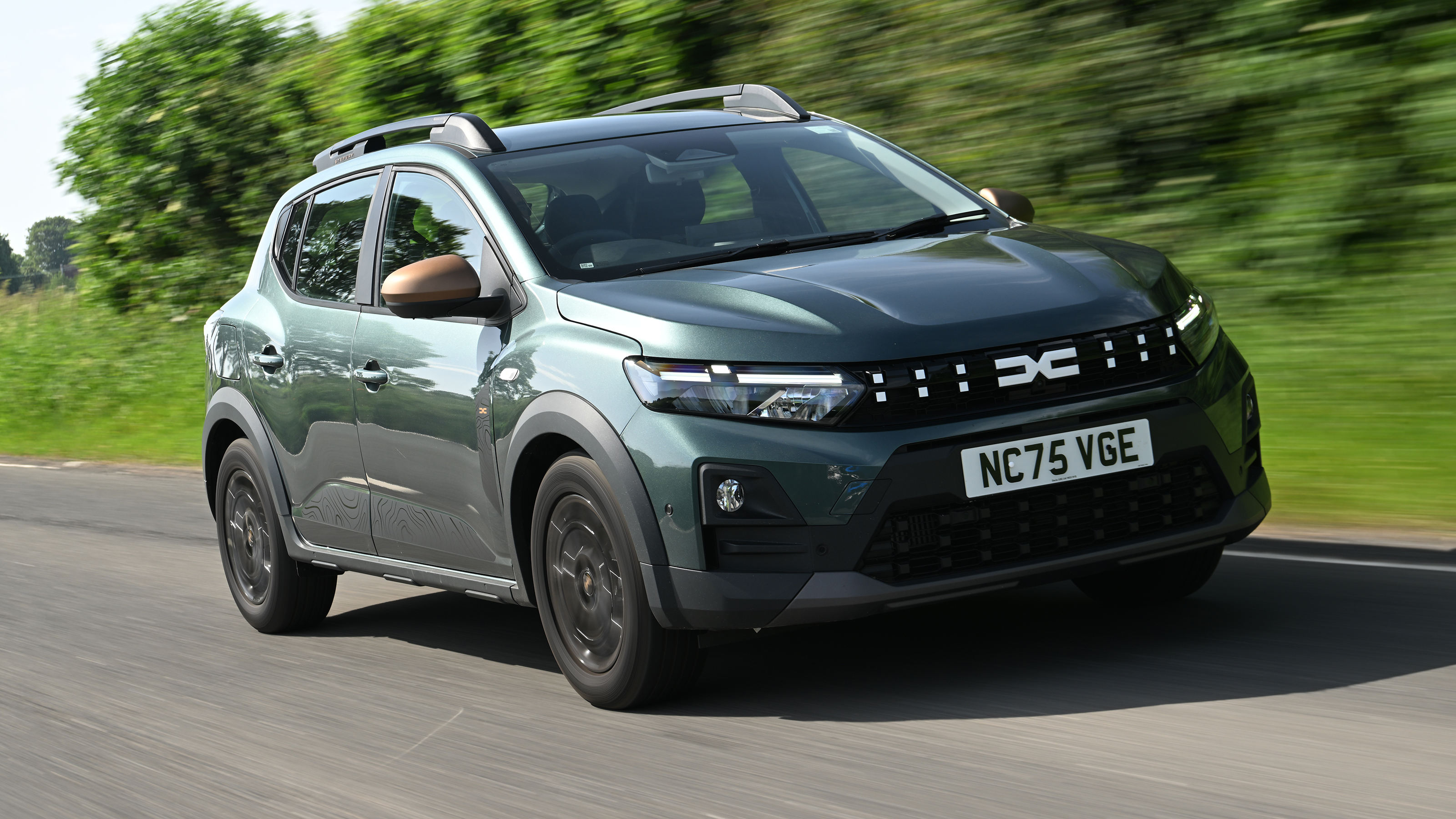 Dacia Sandero Stepway - front tracking