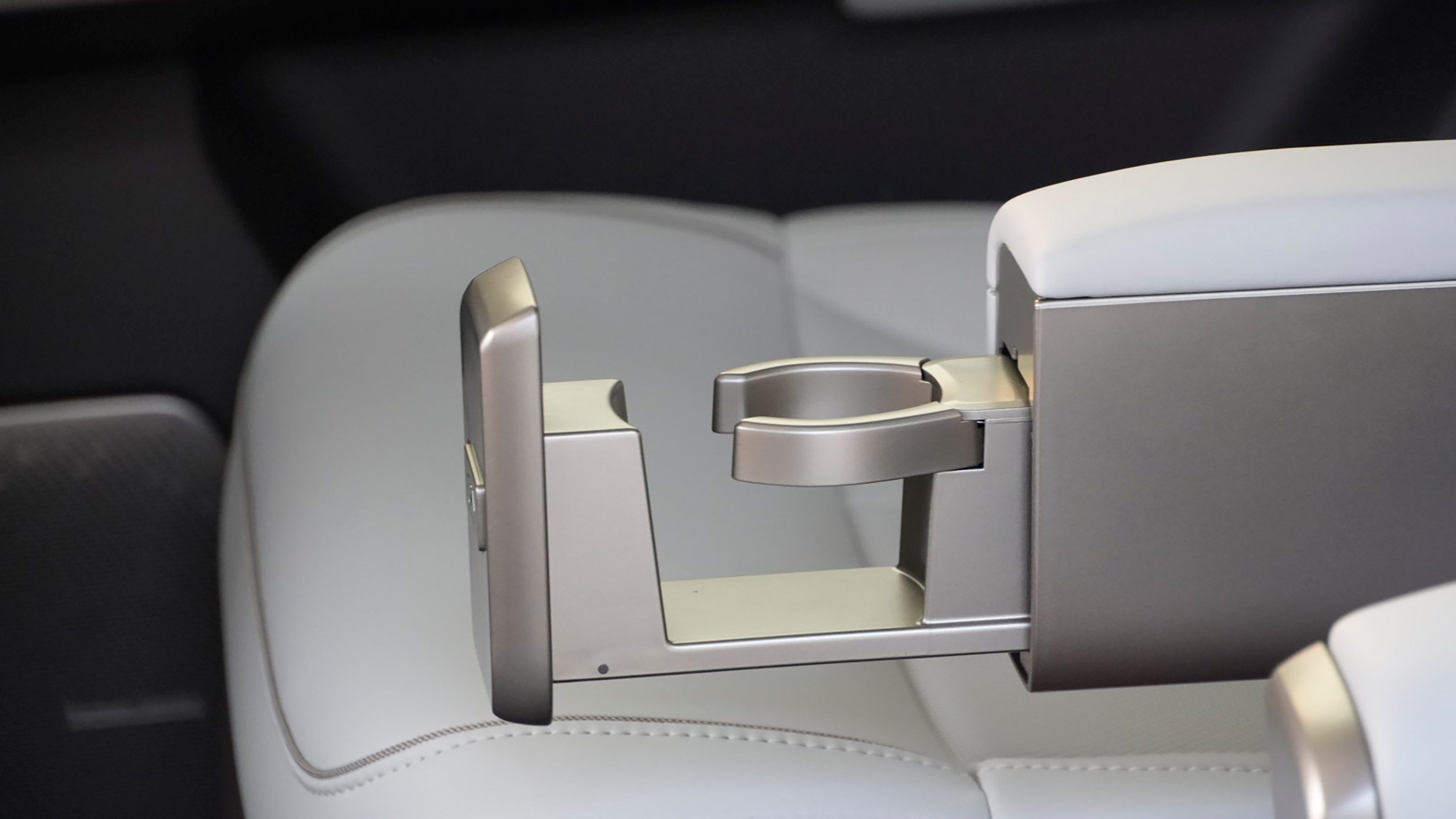 Freelander 8 six-seater - cup holder