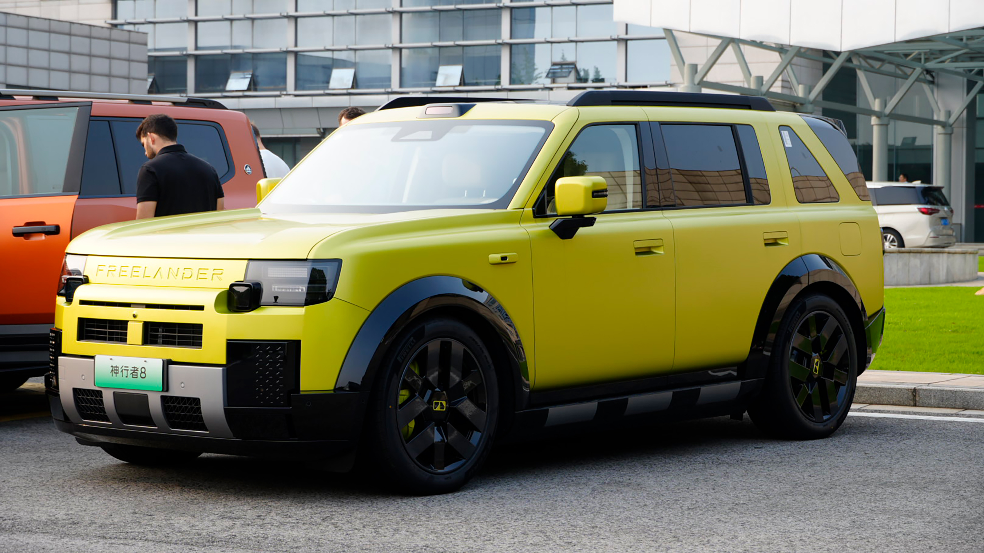 Freelander 8 six-seater - front 3/4
