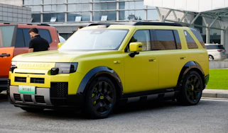 Freelander 8 six-seater - front 3/4