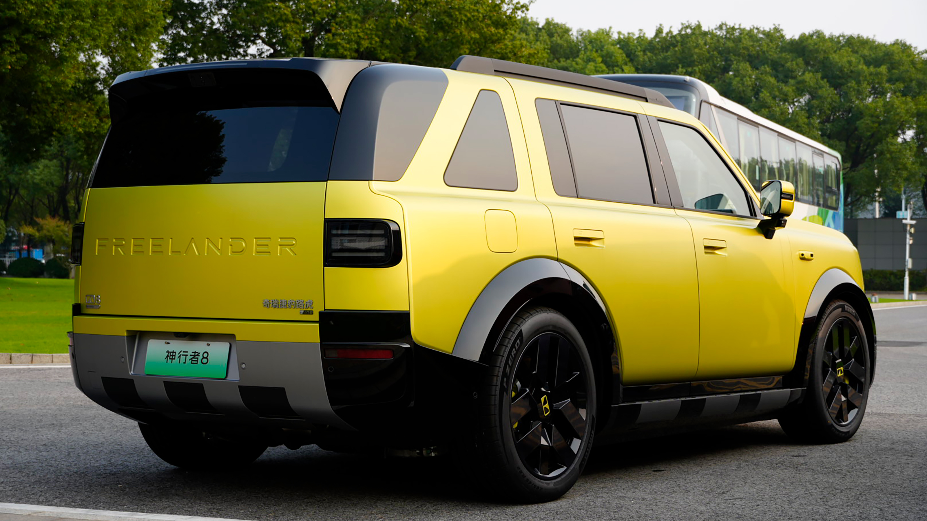 Freelander 8 six-seater - rear 3/4