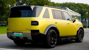 Freelander 8 six-seater - rear 3/4