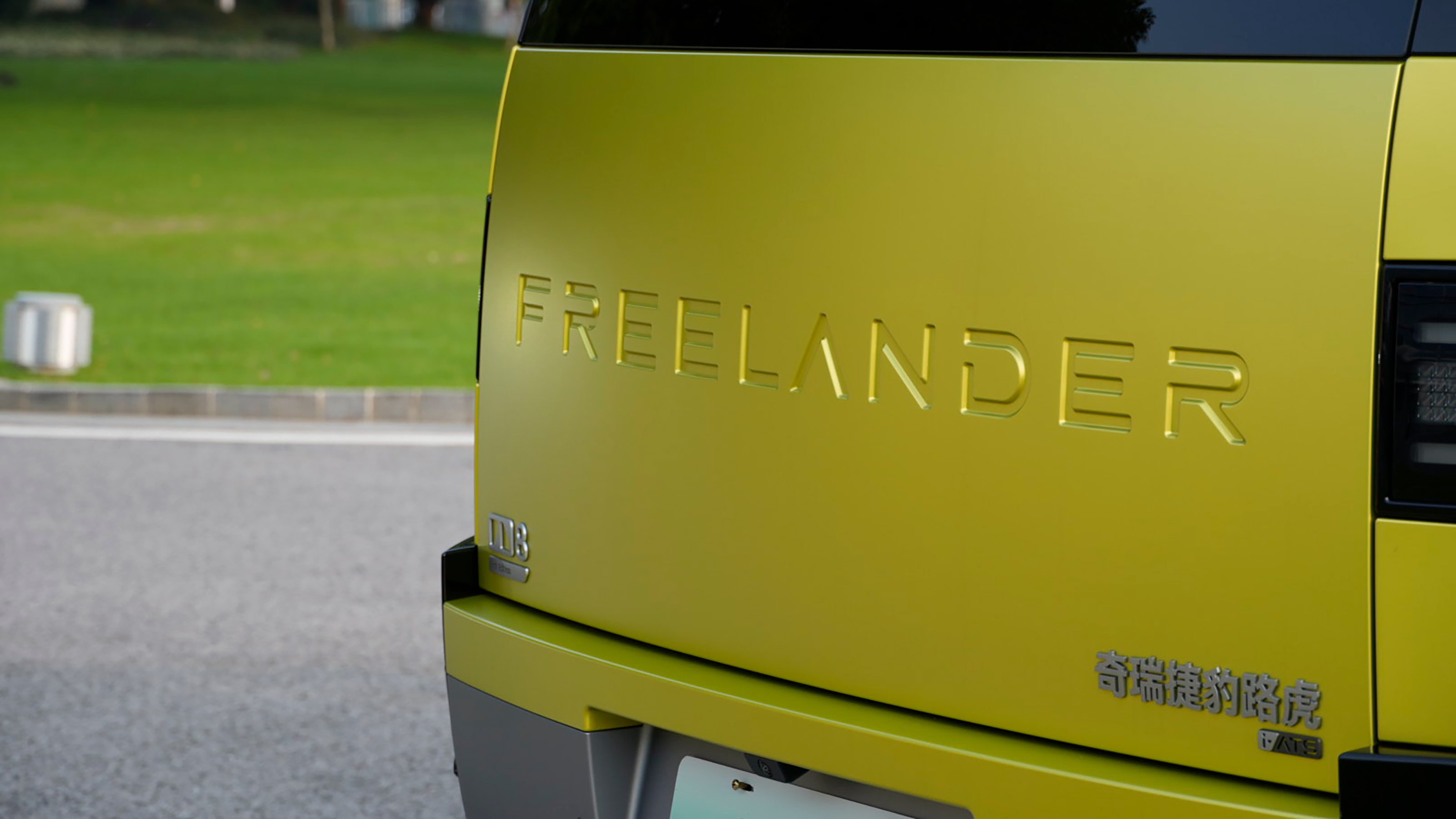 Freelander 8 six-seater - rear badging