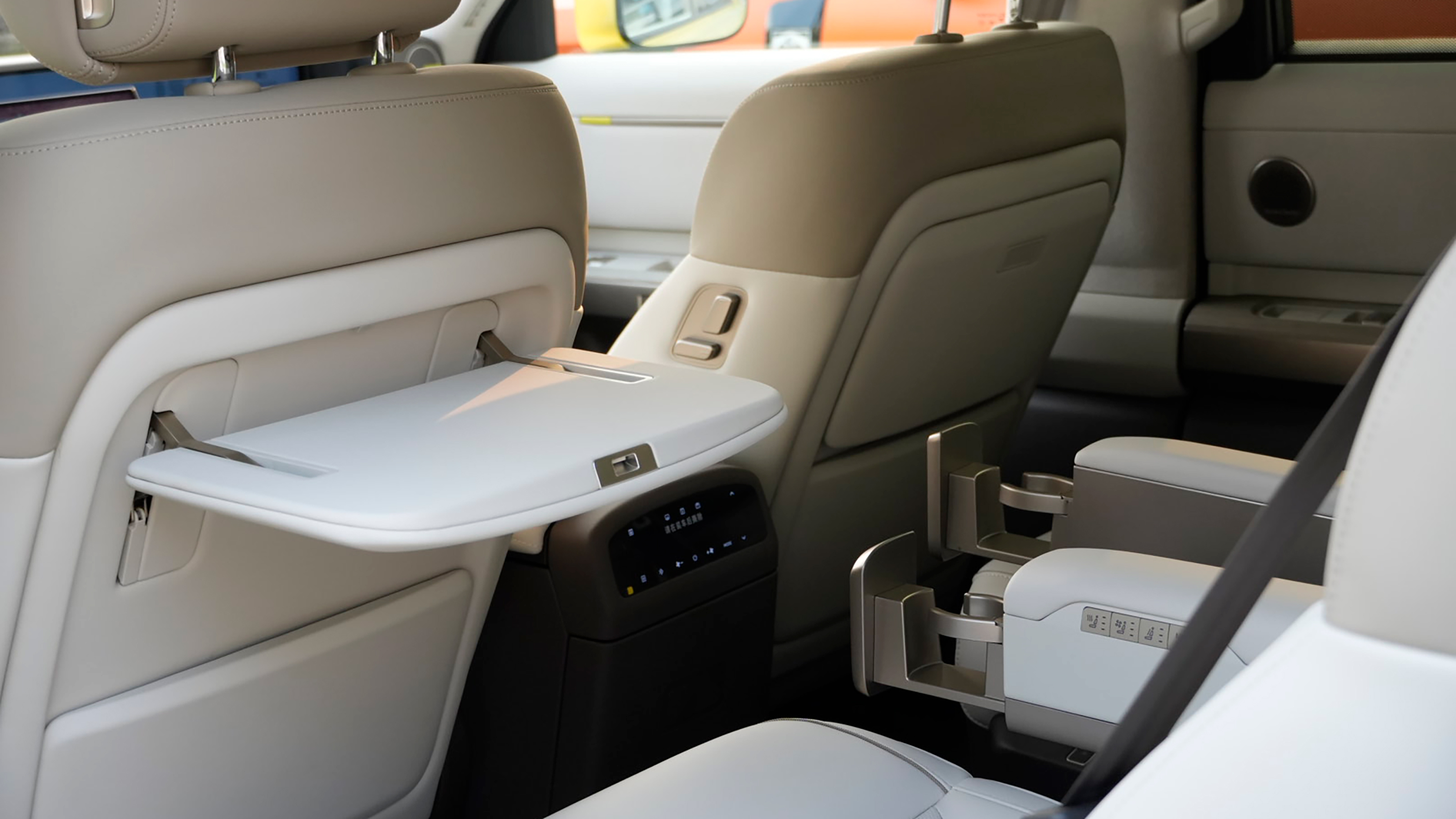 Freelander 8 six-seater - tables