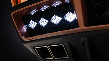 GFG Style Peralta D - rear lights and exhaust