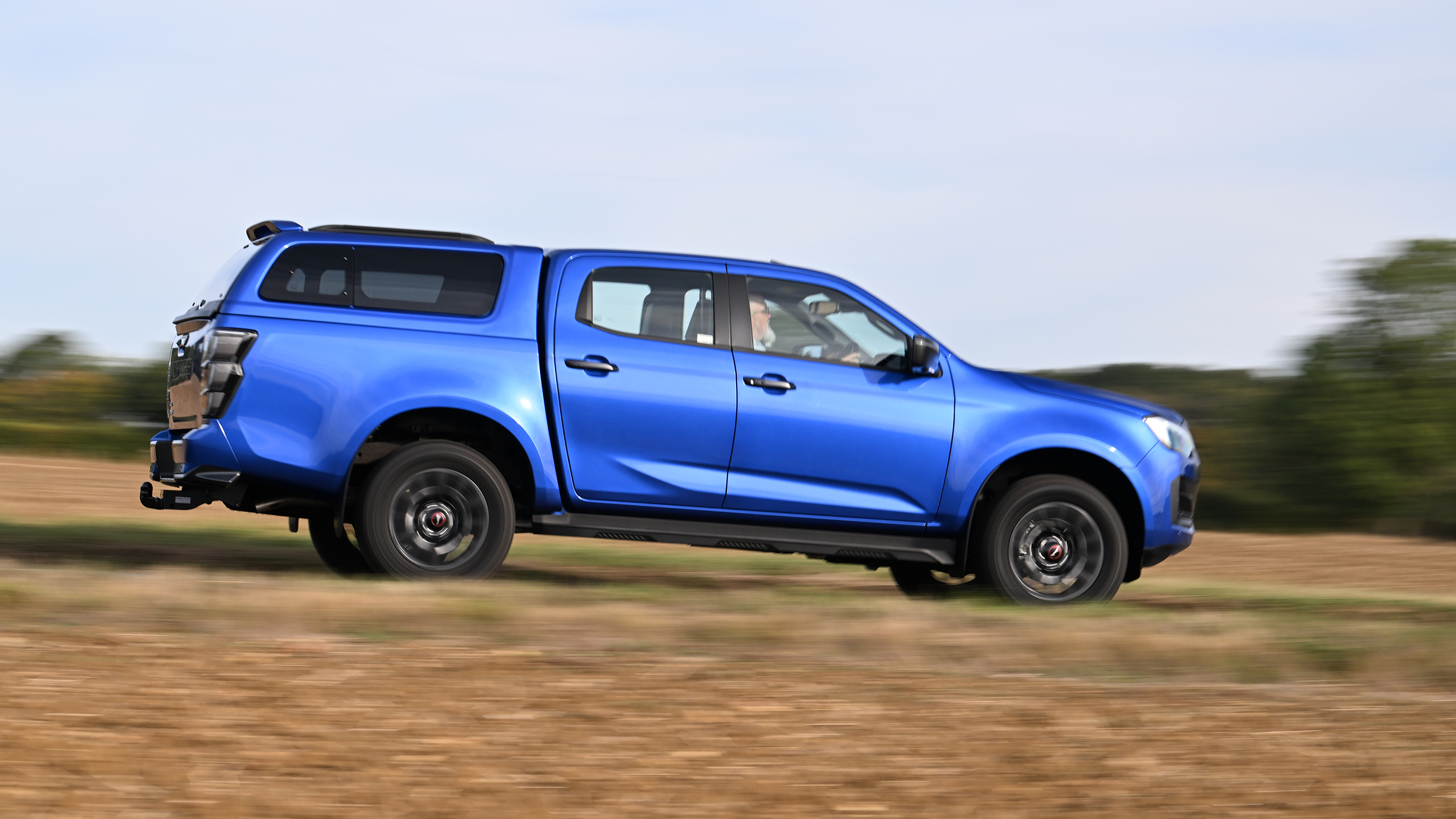 Isuzu D-Max - side action