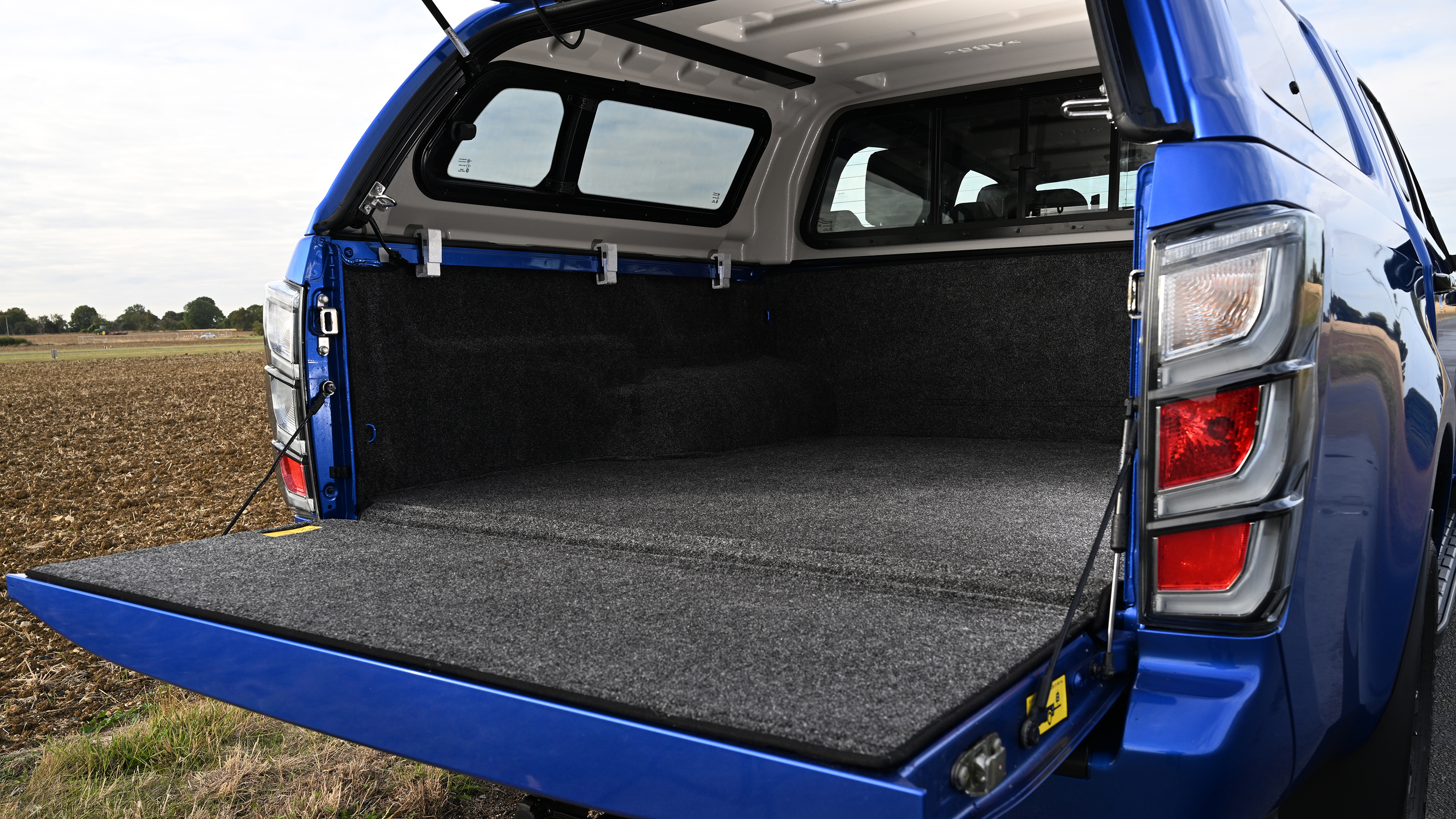 Isuzu D-Max - open tailgate