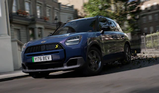 MINI Countryman SE Midnight Edition - front cornering