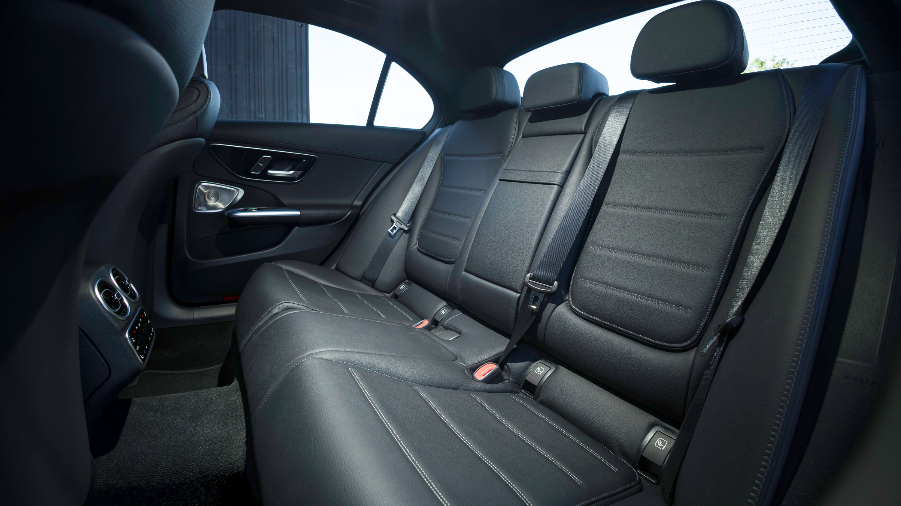 Mercedes C-Class facelift 2026 - rear seats
