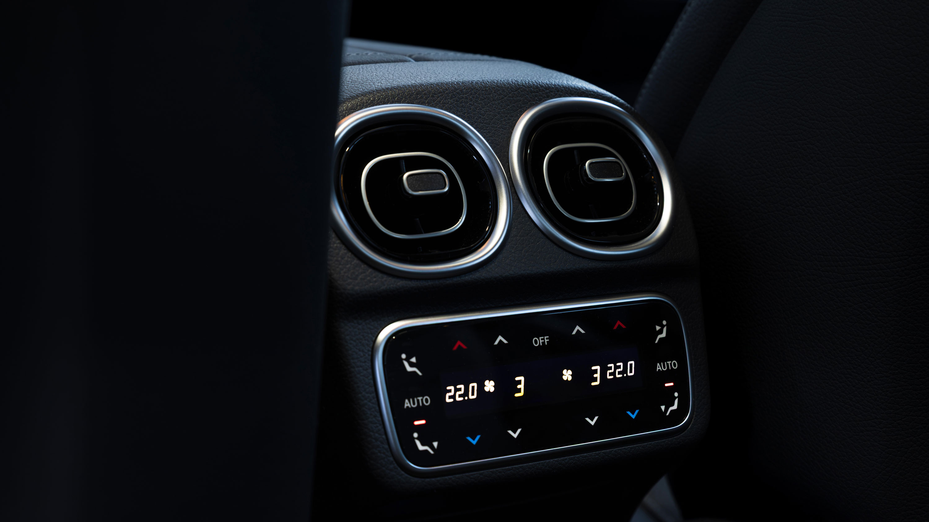 Mercedes C-Class facelift 2026 - rear controls