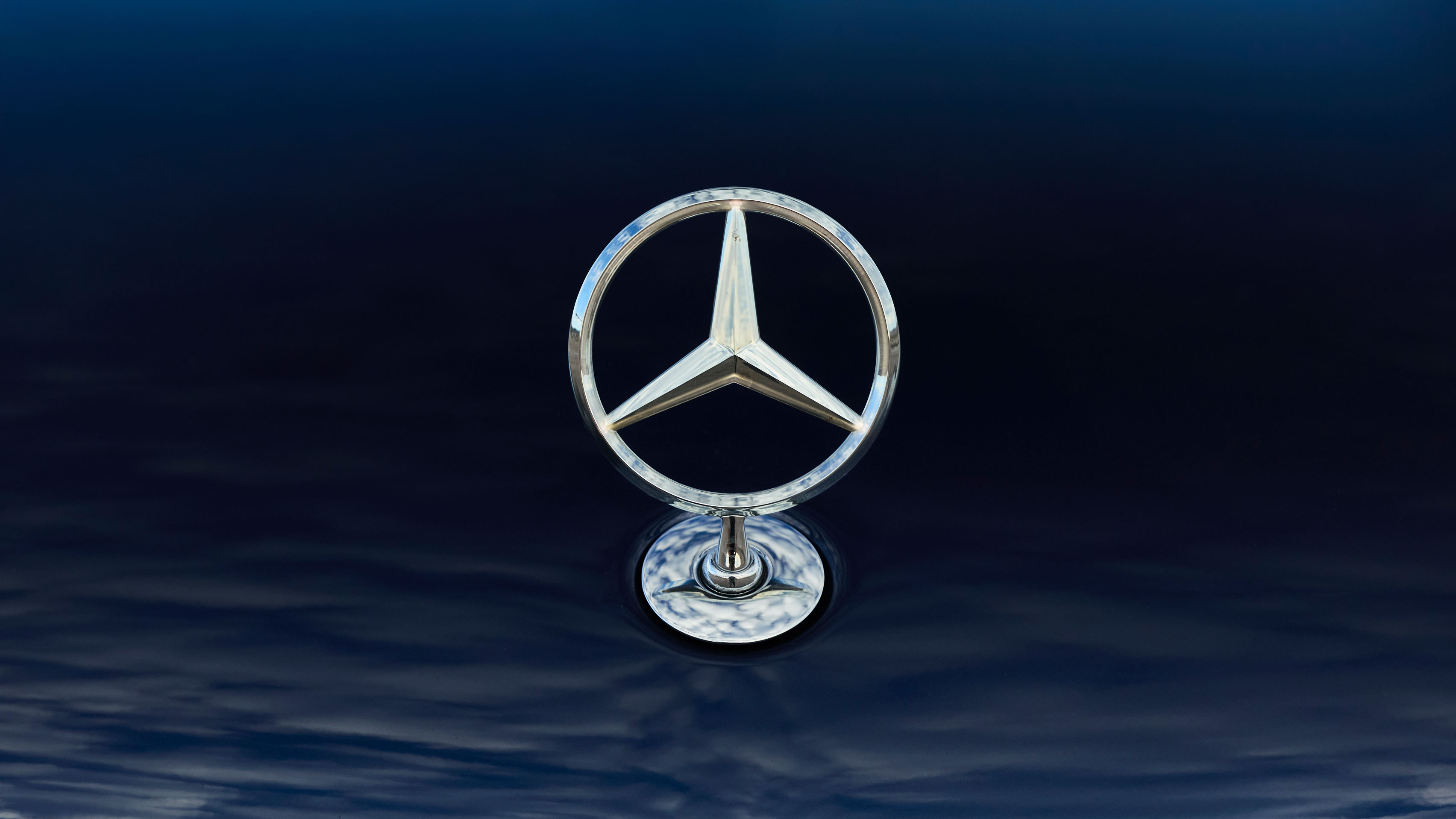 Mercedes GLS - Mercedes badge