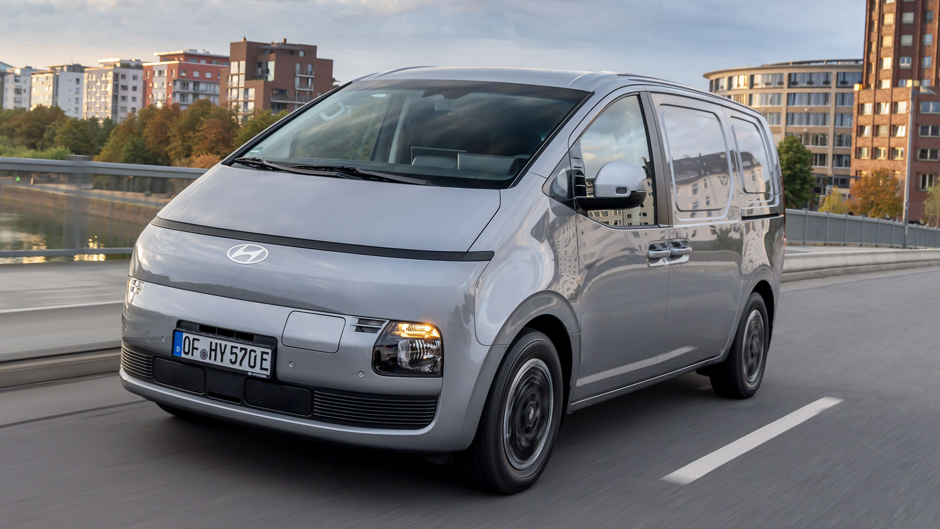 New Hyundai Staria Cargo - dynamic front 3/4