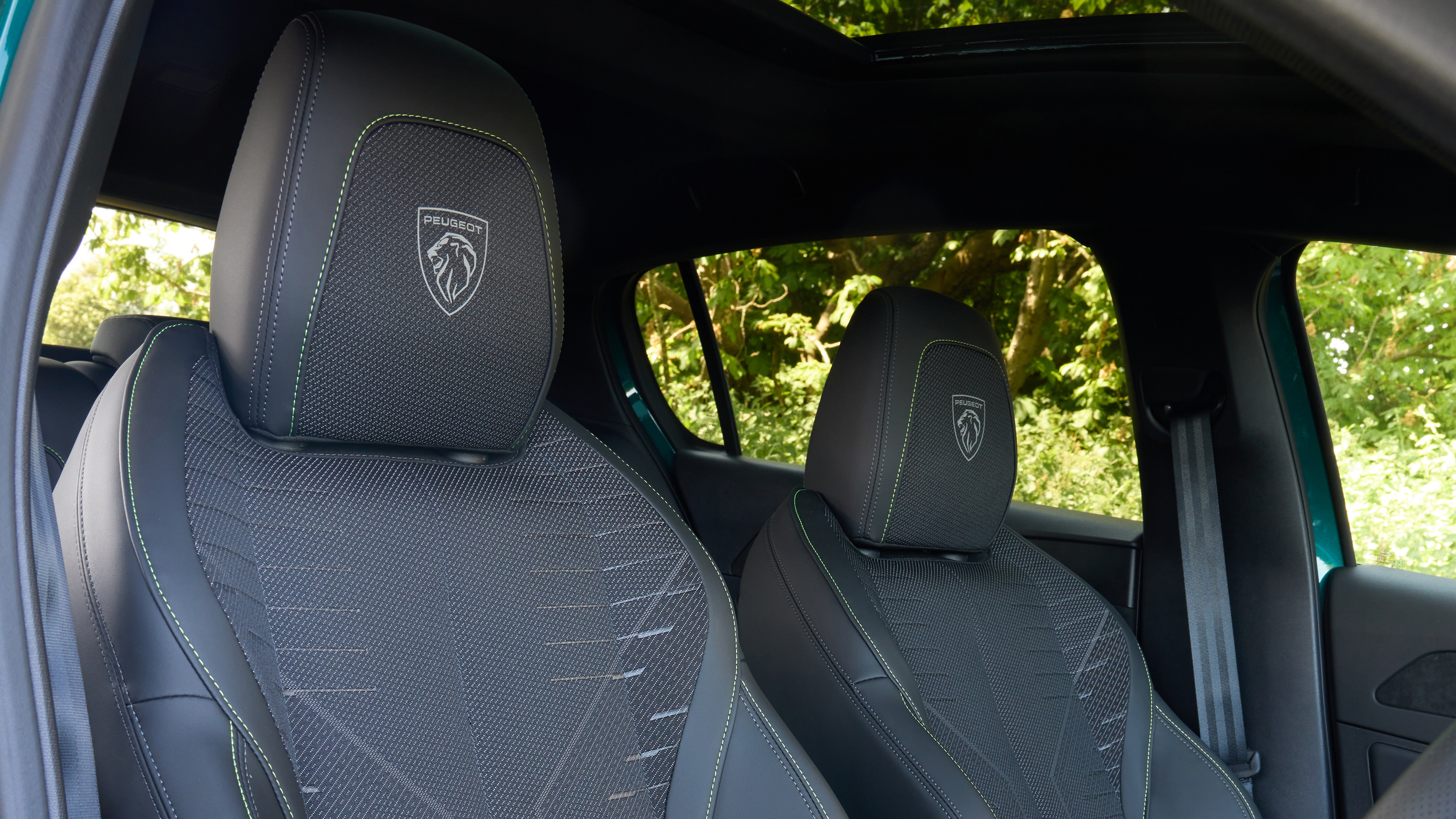 Peugeot E-308 - front seats