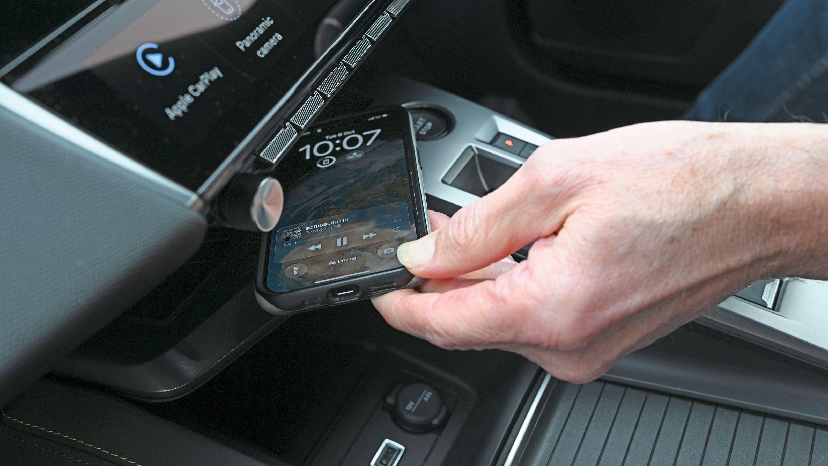 Peugeot E-408 - phone storage
