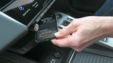 Peugeot E-408 - phone storage