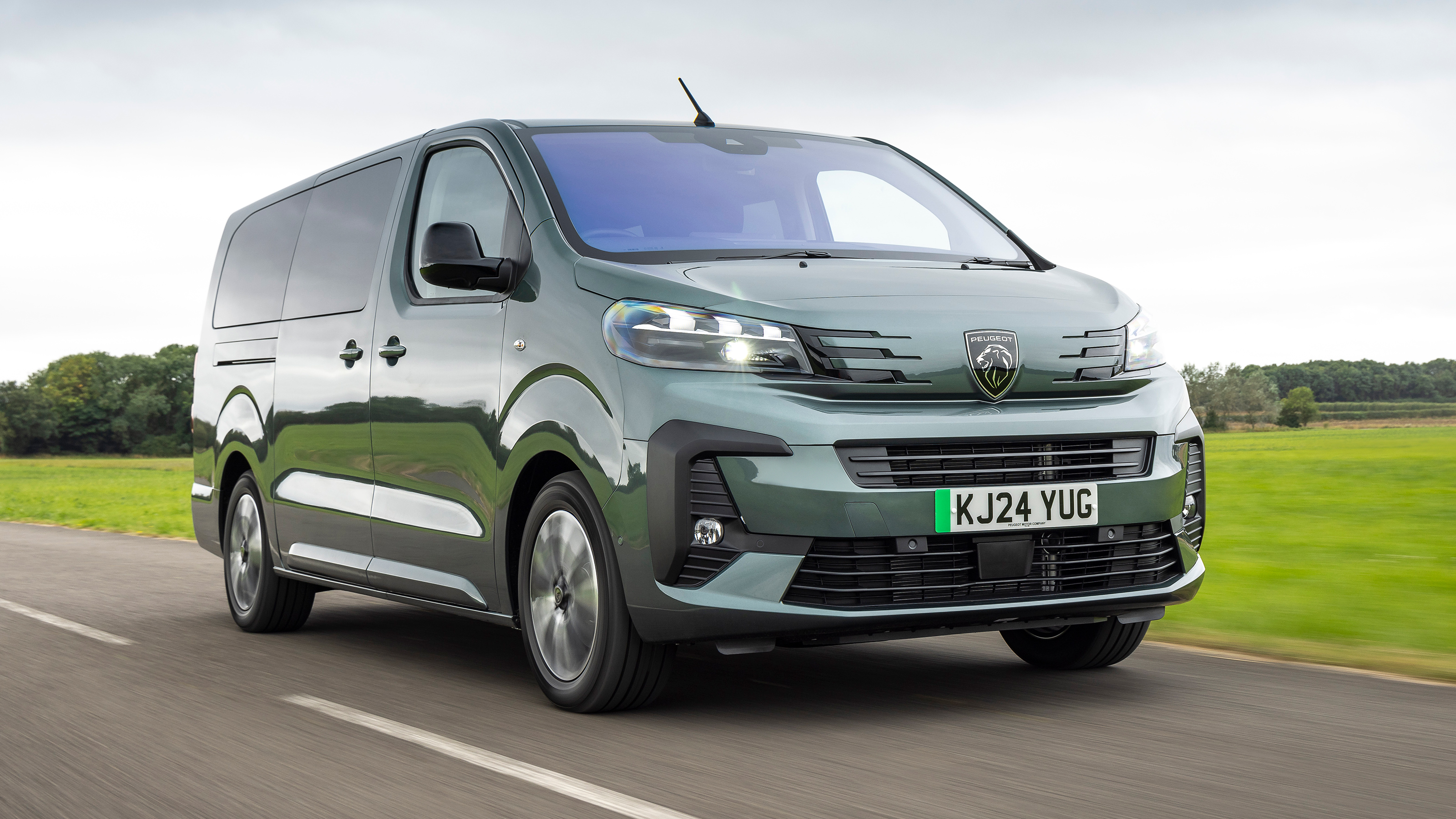 Peugeot E-Traveller - front tracking