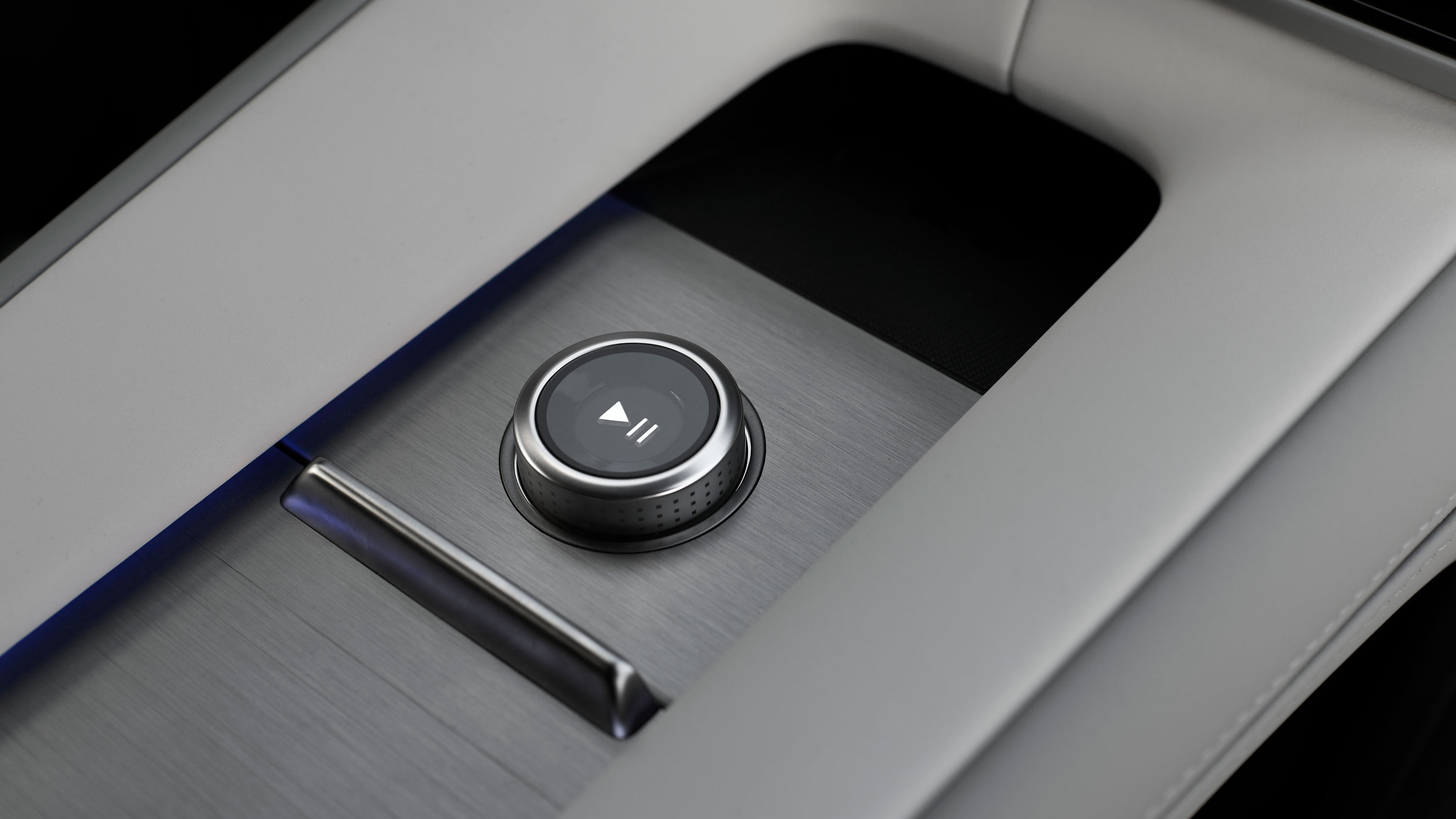 Polestar 4 SUV - centre console
