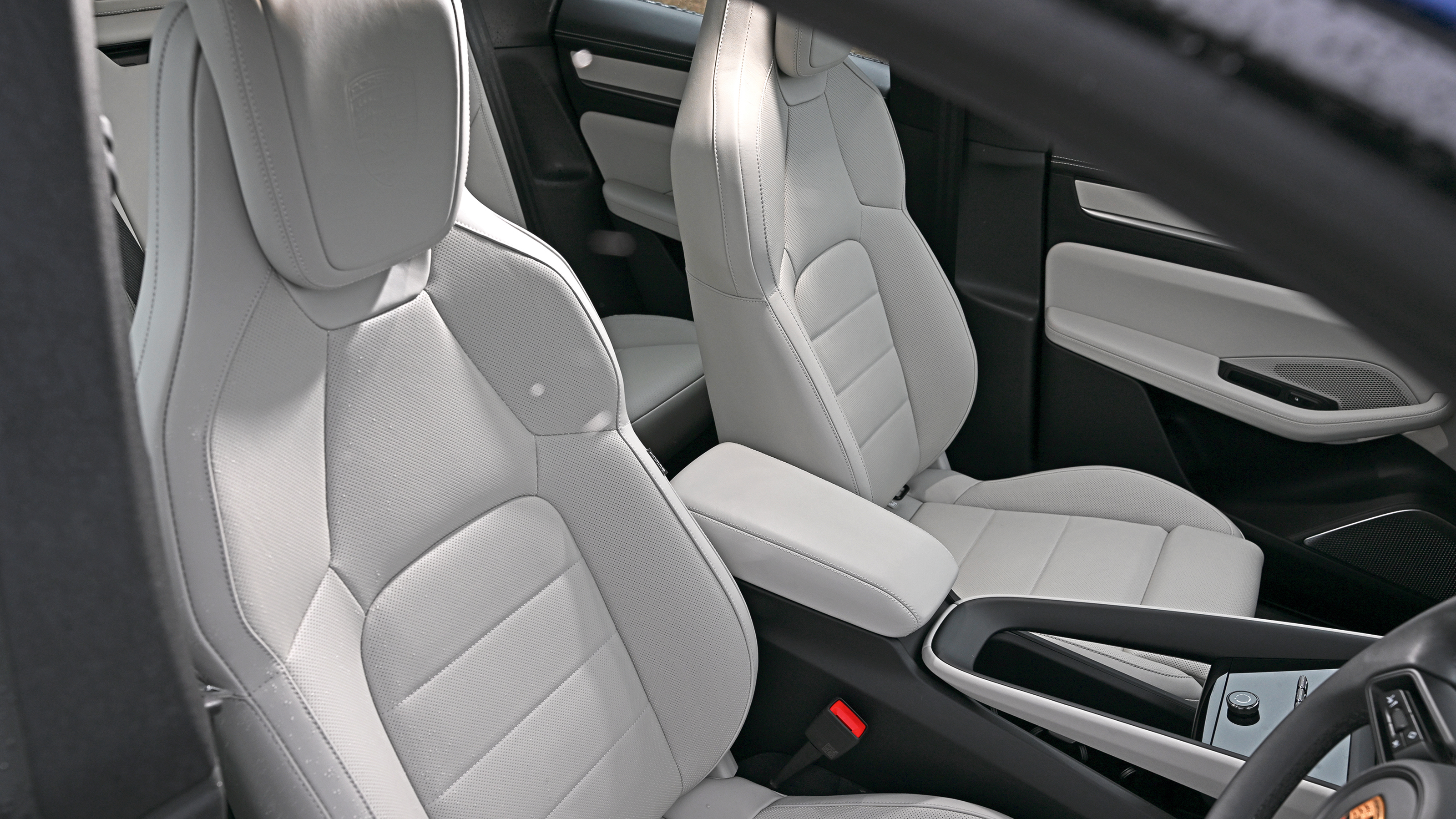 Porsche Macan - front seats