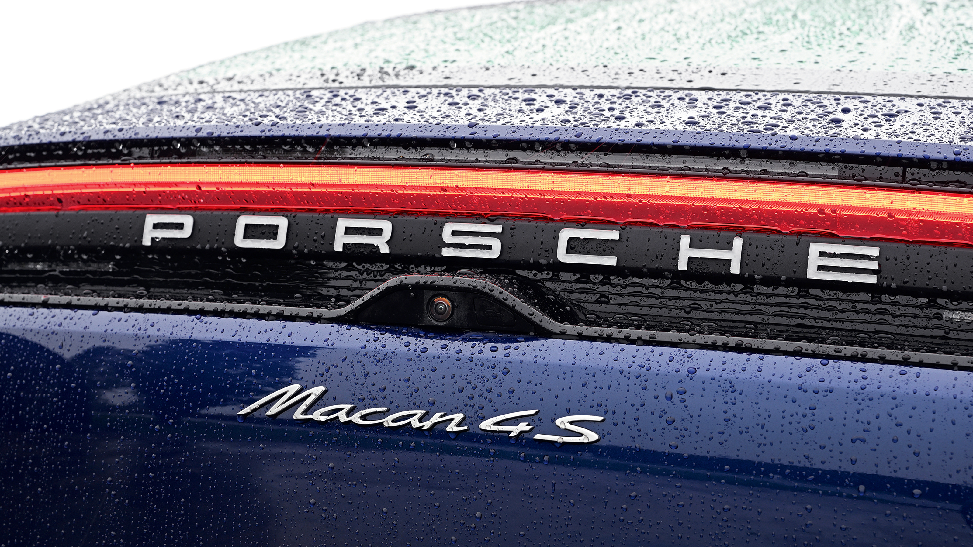 Porsche Macan - rear badges
