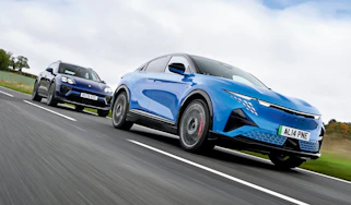 Porsche Macan vs Alpine A390 - front 3/4