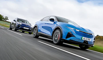 Porsche Macan vs Alpine A390 - front 3/4
