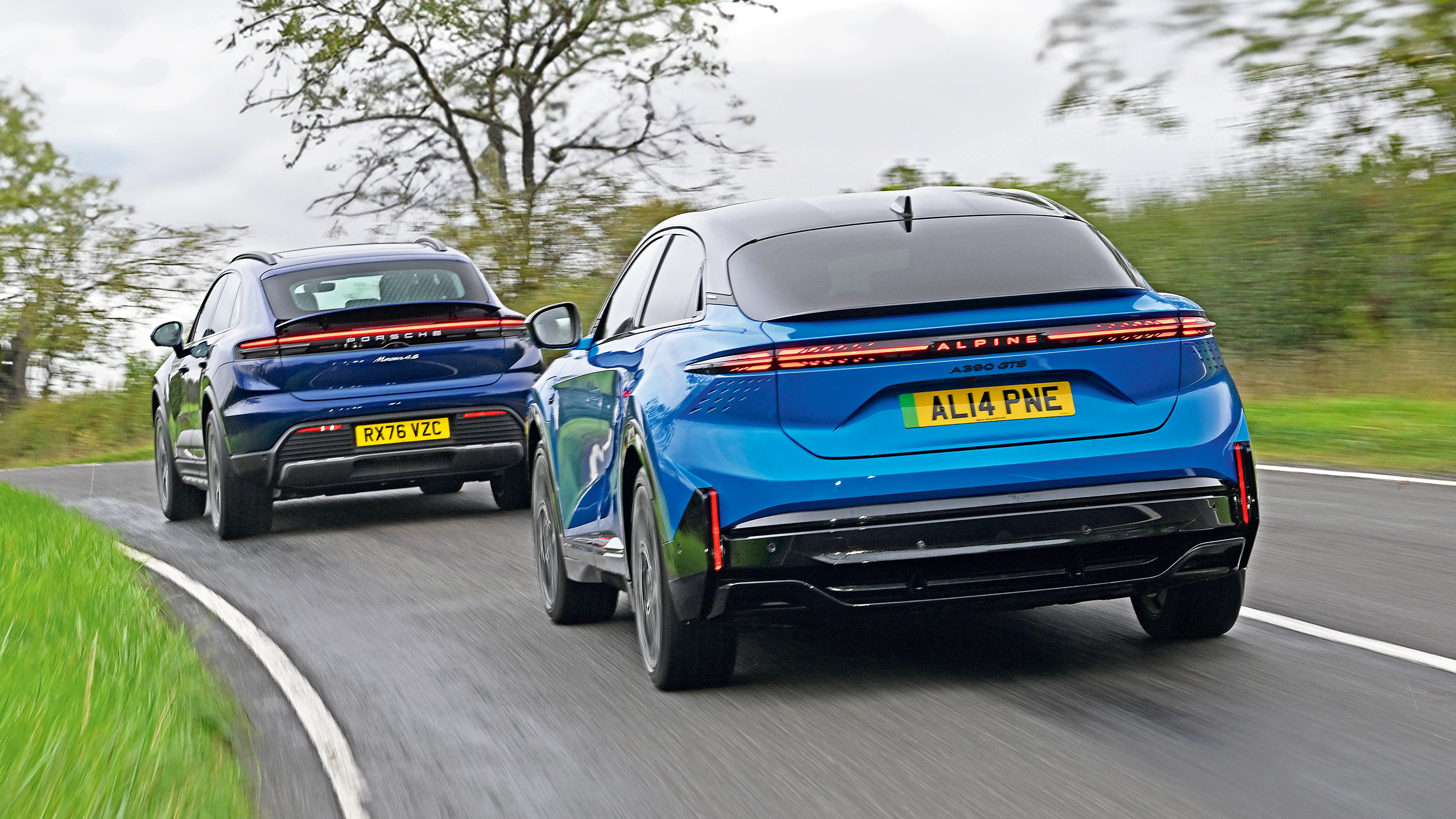 Porsche Macan vs Alpine A390 - rear cornering