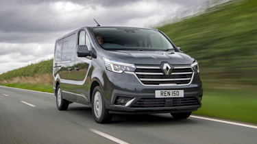 Renault Trafic Passenger - front tracking