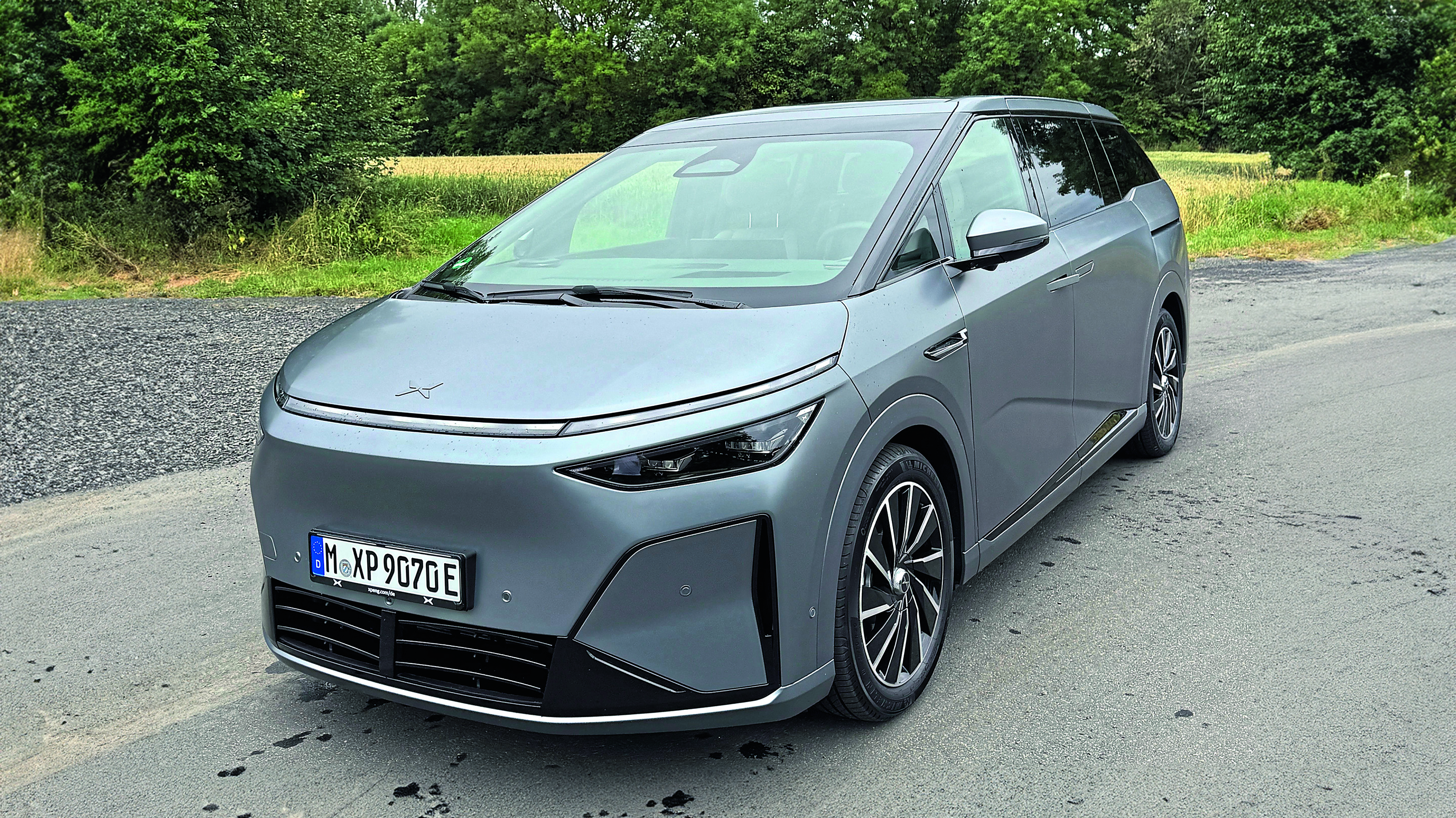 Xpeng X9 - front static 