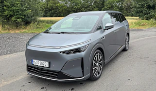 Xpeng X9 - front static