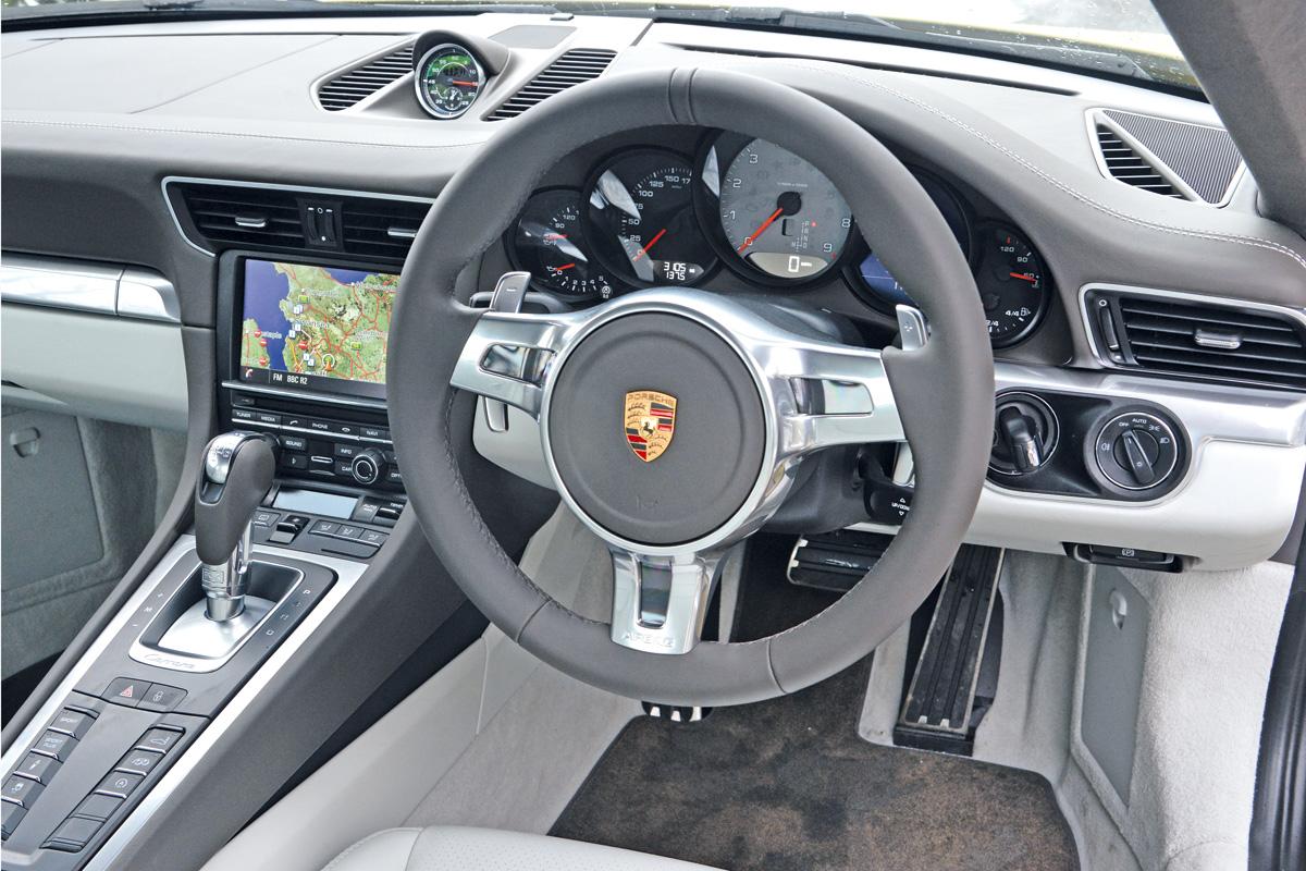 Porsche 911 Carrera 4S interior