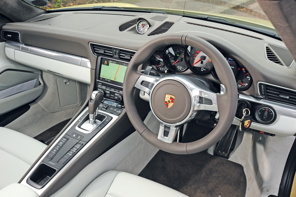Porsche 911 Carrera 4 interior