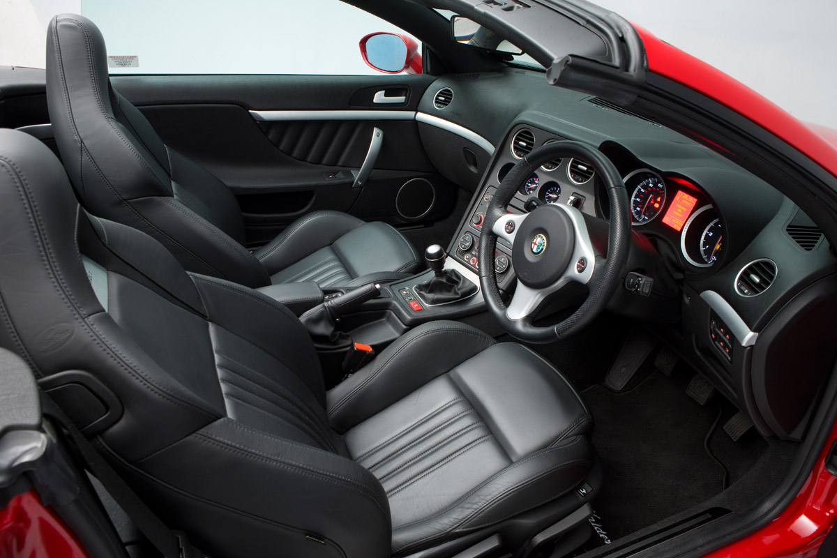 Alfa Romeo Spider interior