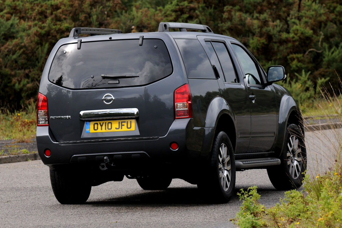 Nissan Pathfinder rear cornering