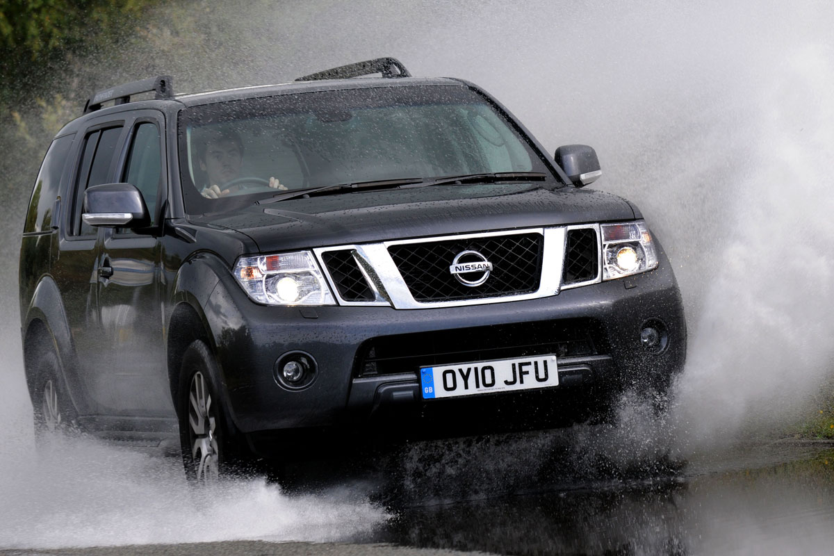 Nissan Pathfinder front tracking
