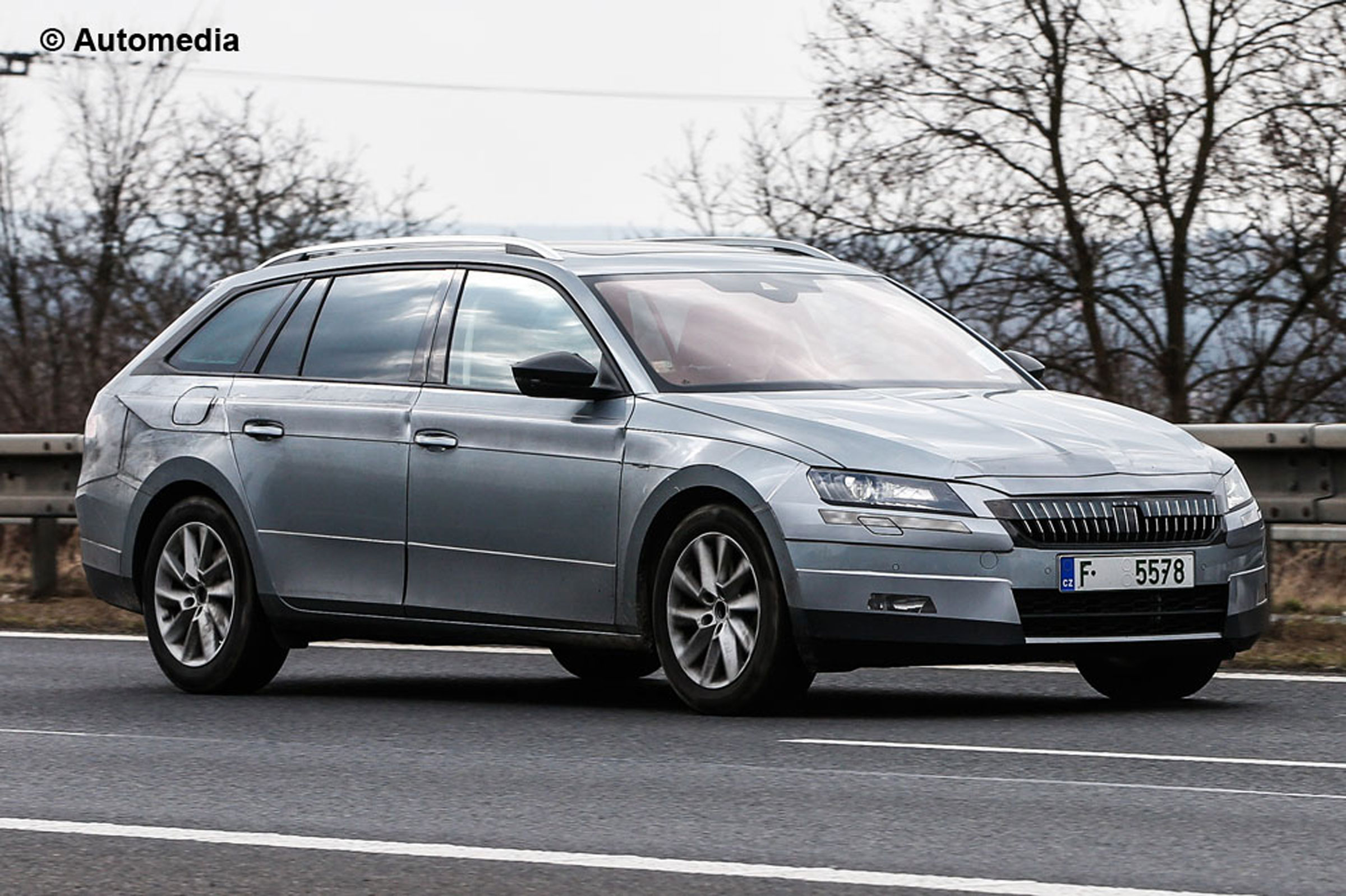 Skoda Superb Combi 2015 spyshots front side
