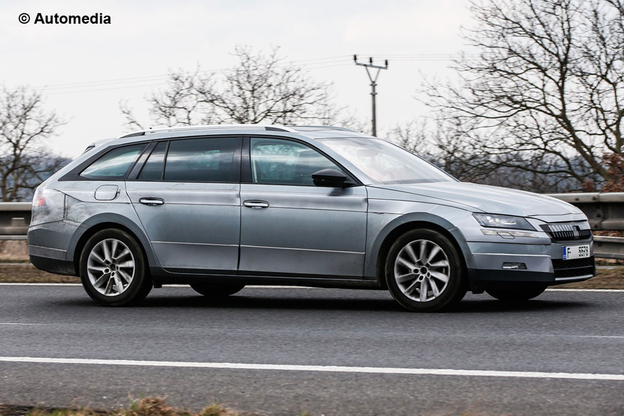 Skoda Superb Combi 2015 spyshots side front