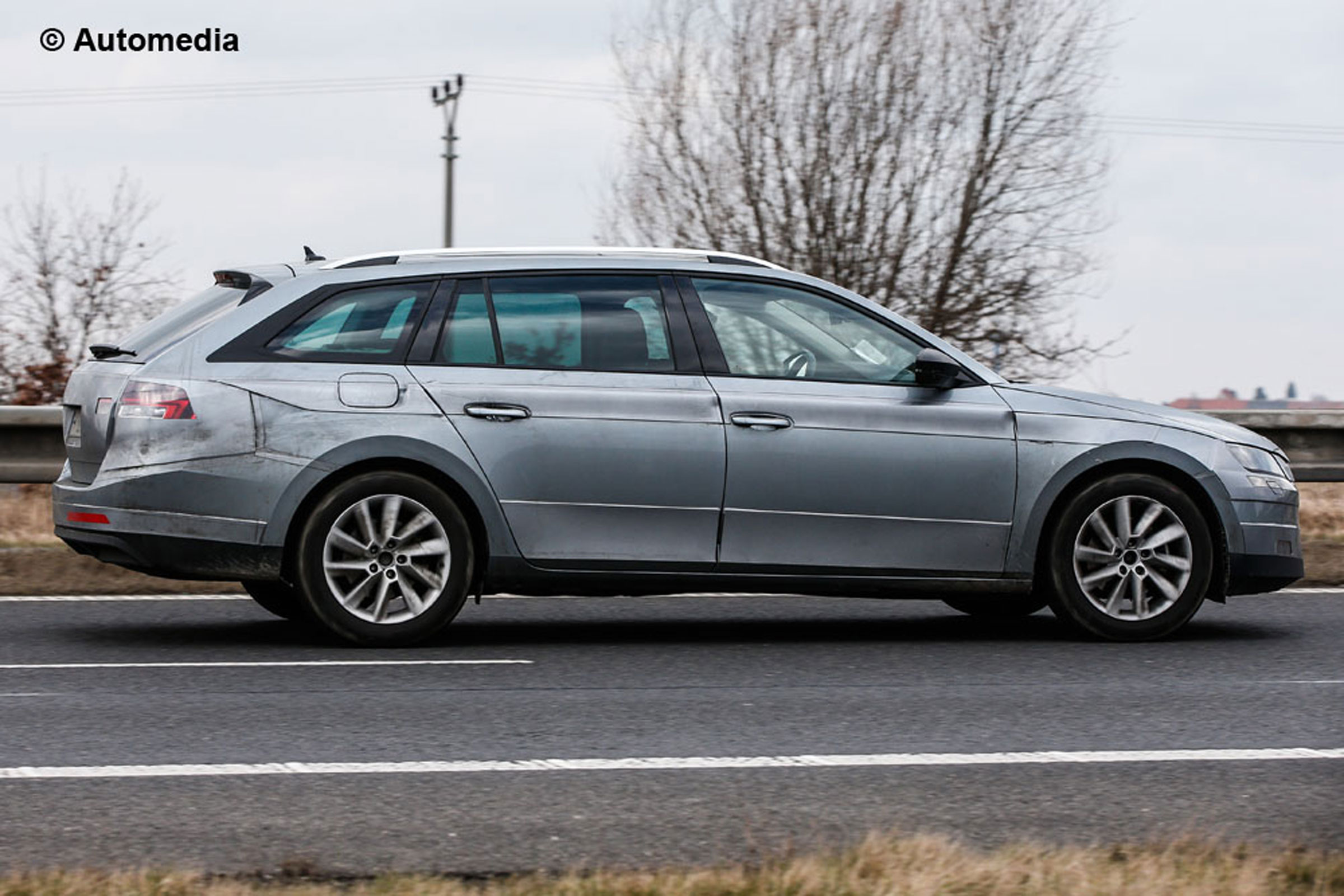 Skoda Superb Combi 2015 spyshots side
