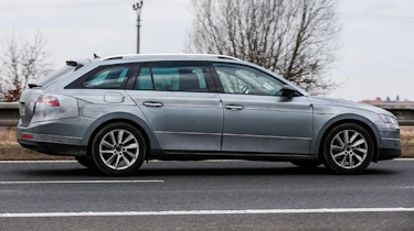 Skoda Superb Combi 2015 spyshots side