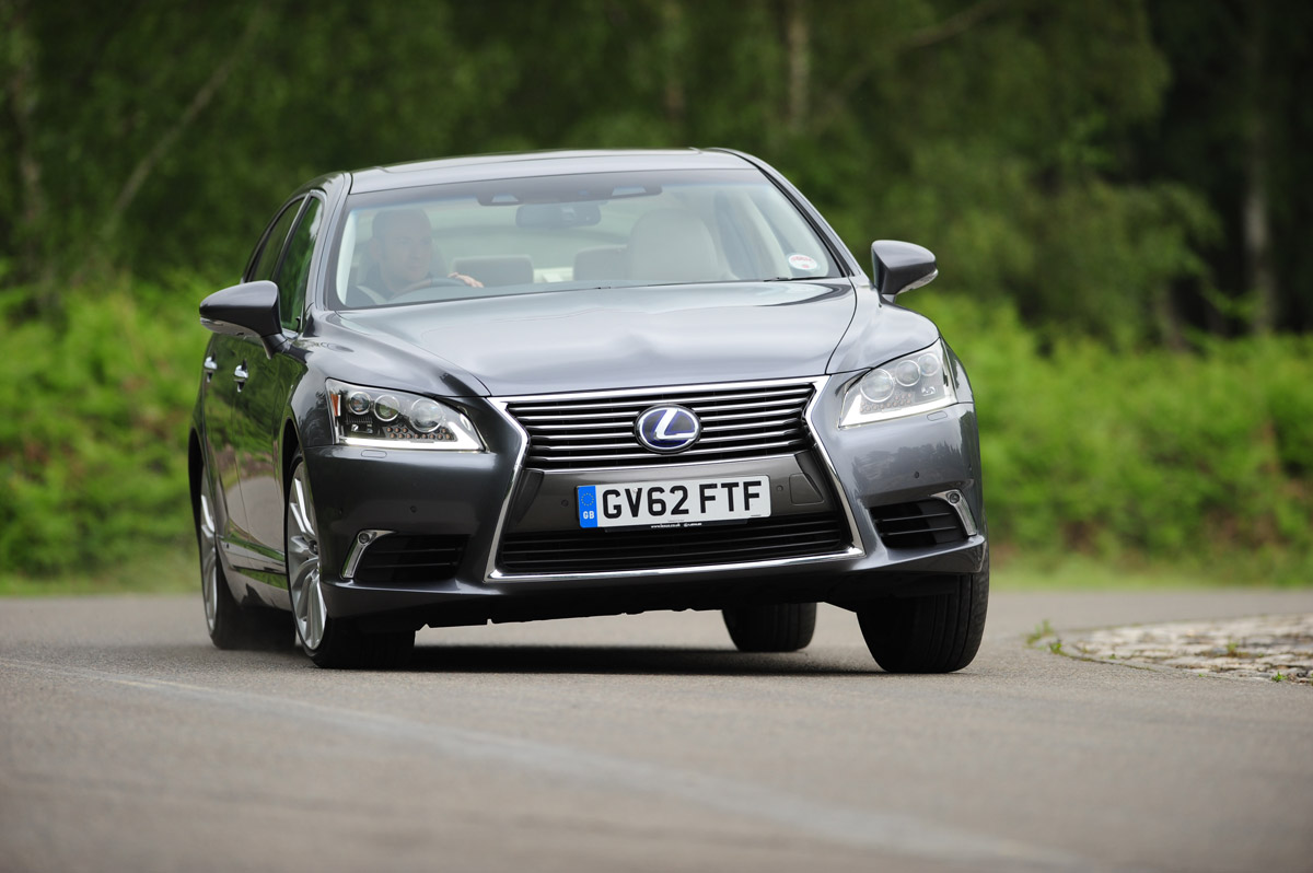 Lexus LS 600h action