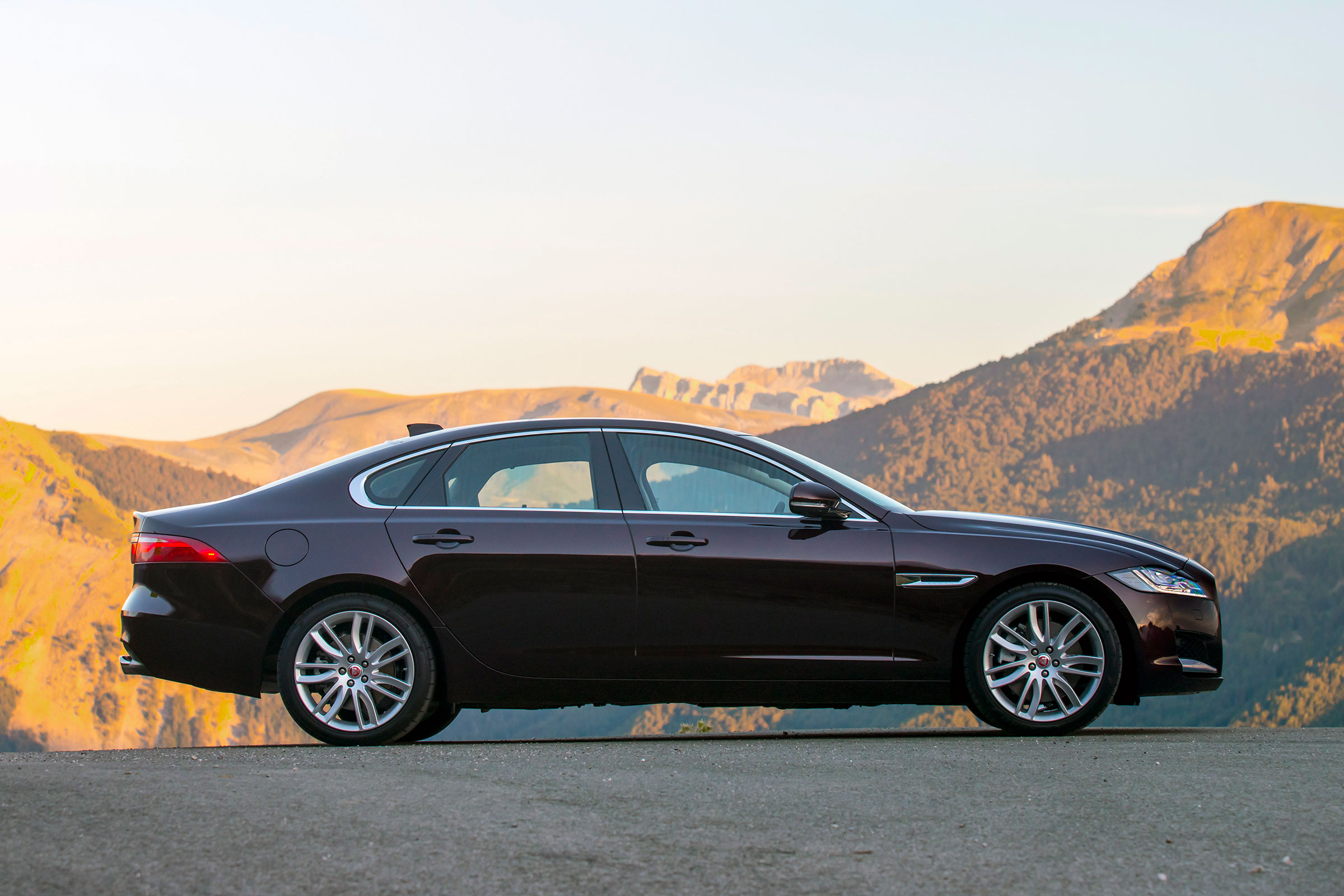 Jaguar XF Portfolio - side