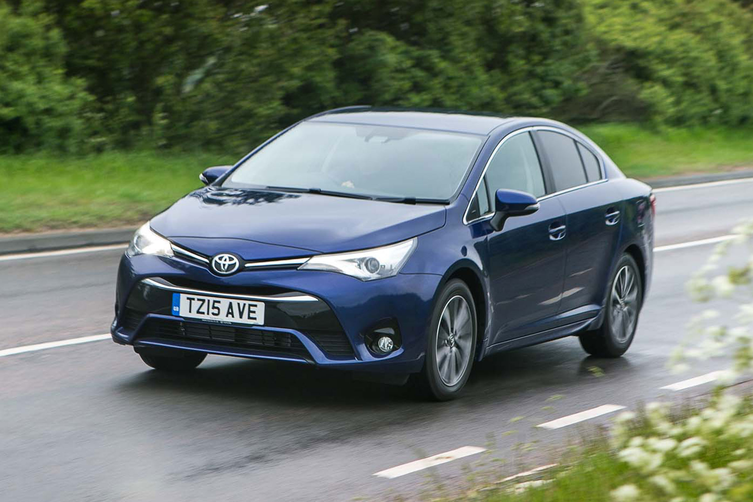 Toyota Avensis - front action