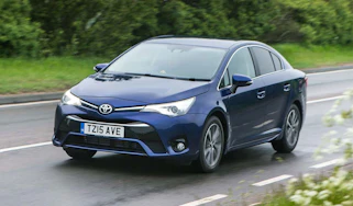 Toyota Avensis - front action