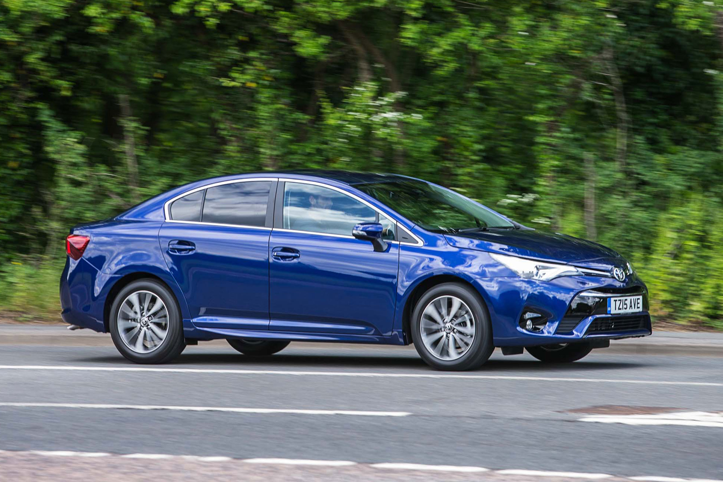 Toyota Avensis - action