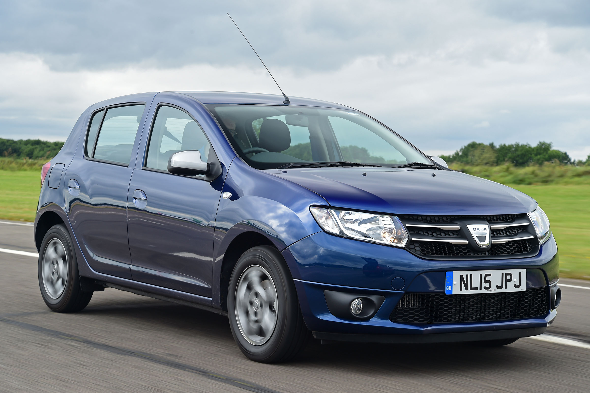 Dacia Sandero - front tracking