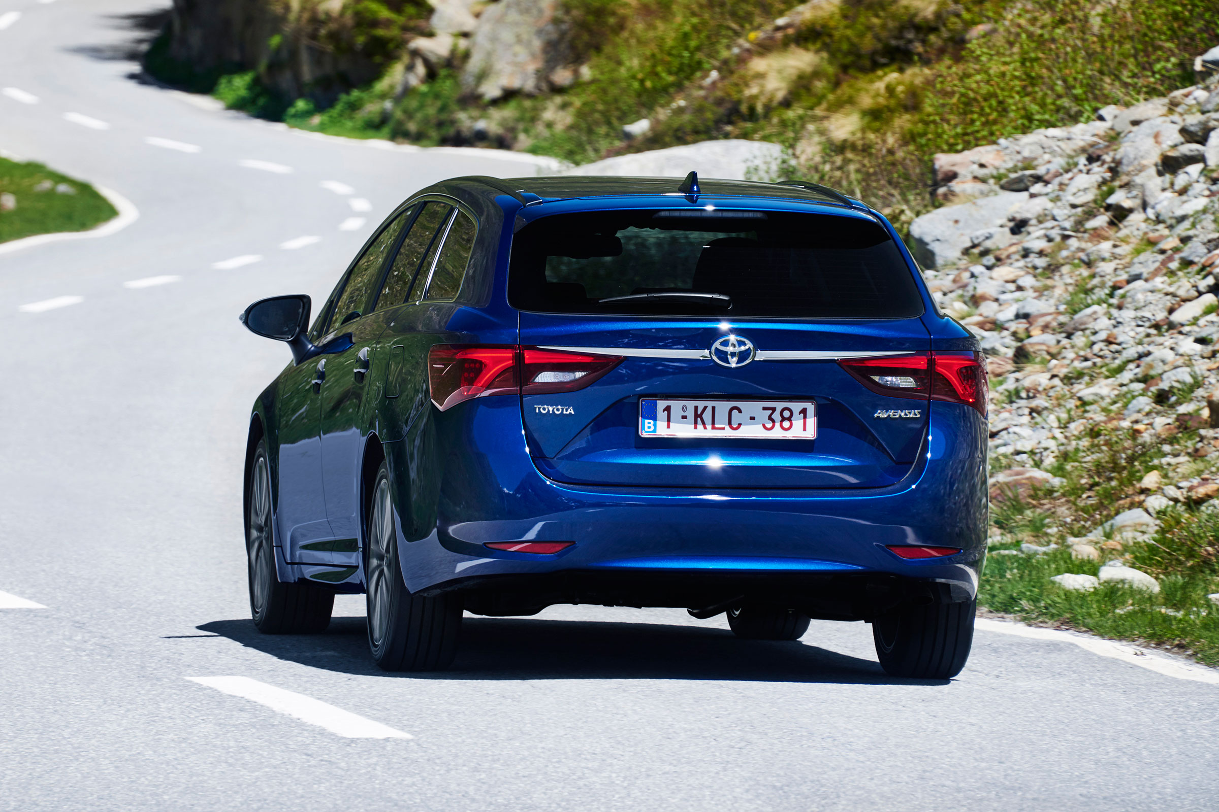 Toyota Avensis Touring Sports - rear action