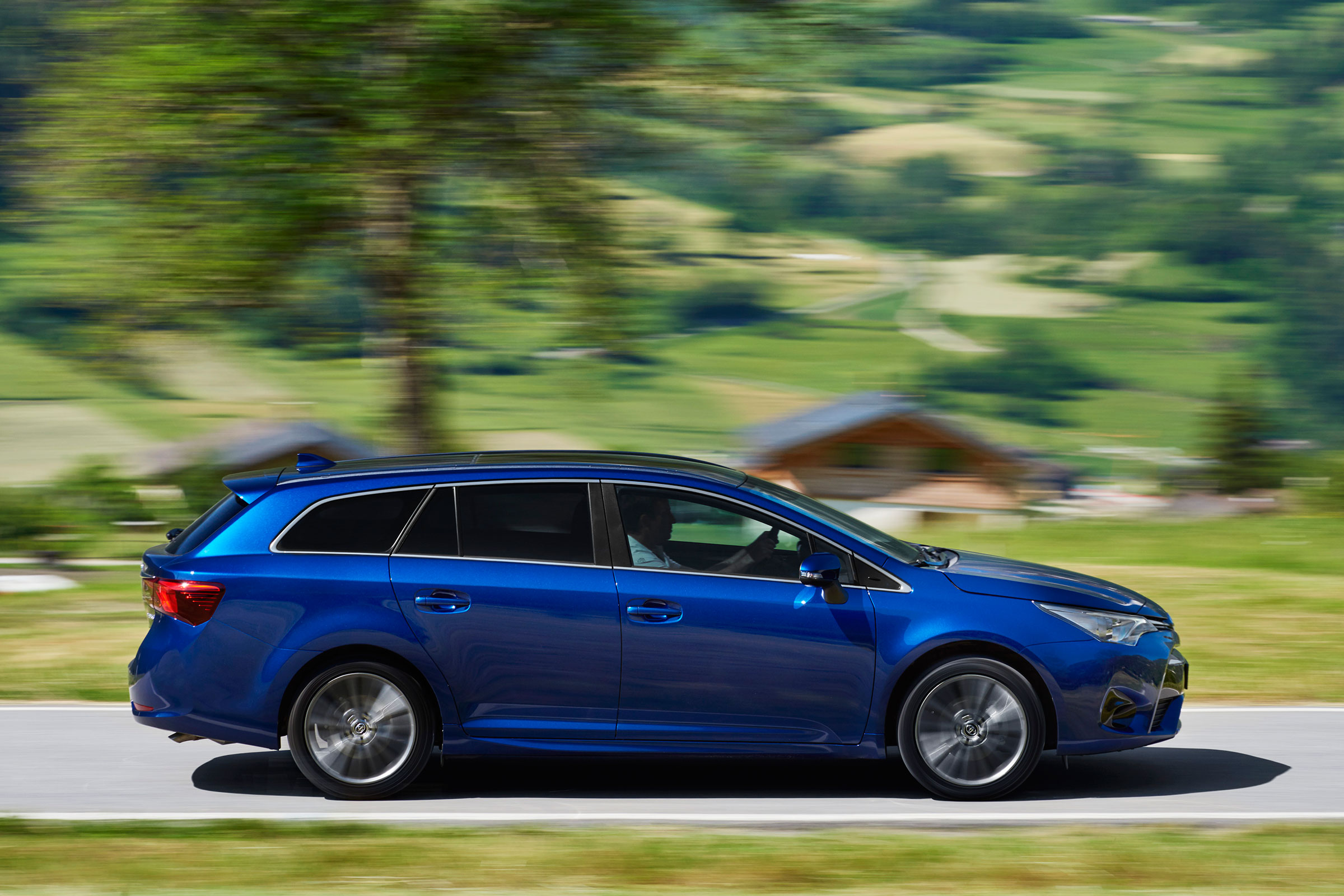 Toyota Avensis Touring Sports - side panning